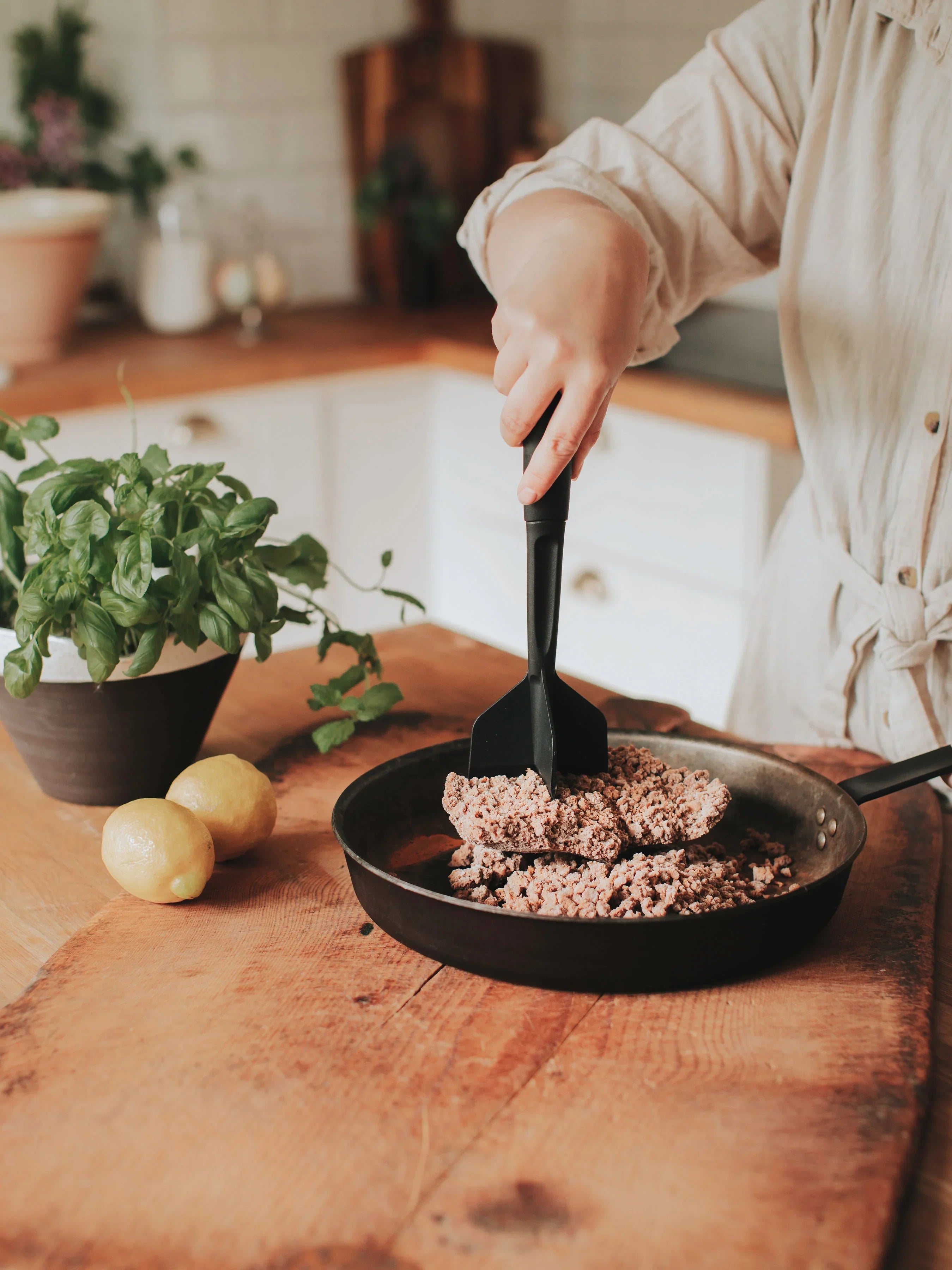 Köttfärshackare KANI svart plast