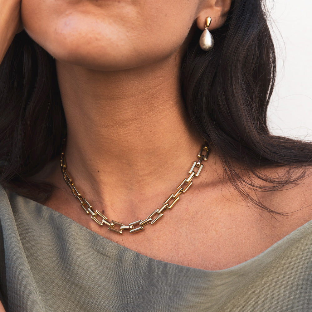Chunky Chain länkhalsband i guldpläterat stål buret runt halsen på modell.