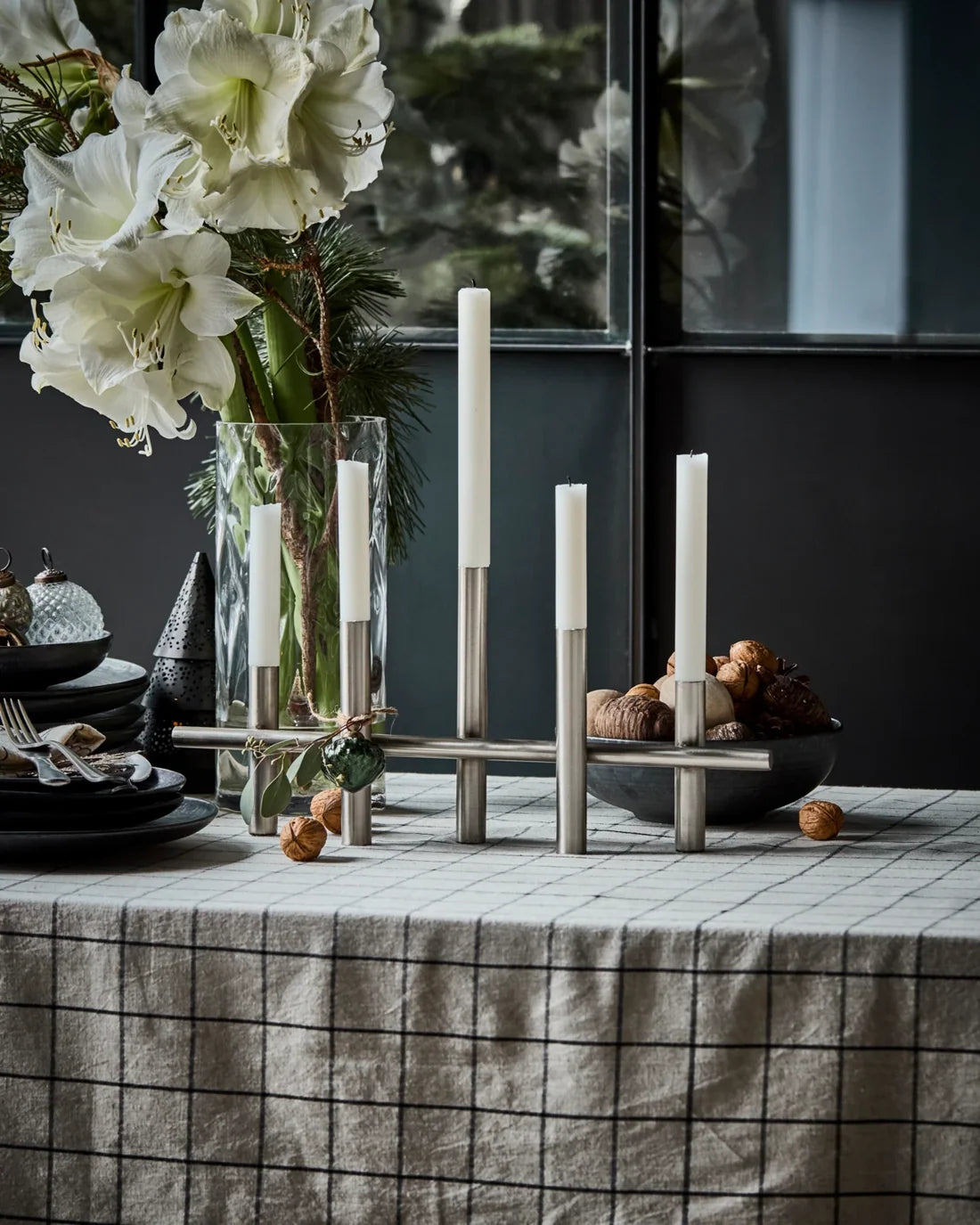 Avlång ljusstake i antik silverfinish med fem kronljus på dukat bord