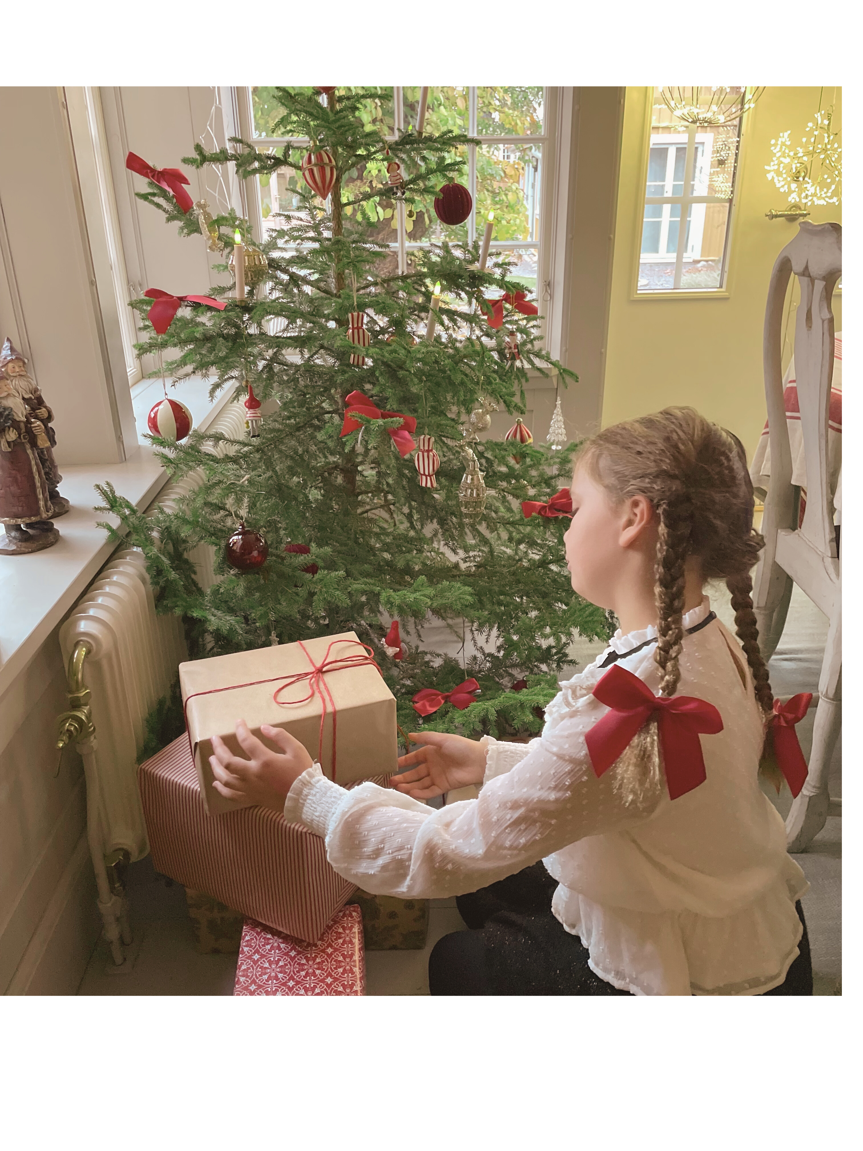 Klassisk gran pyntad i julrött