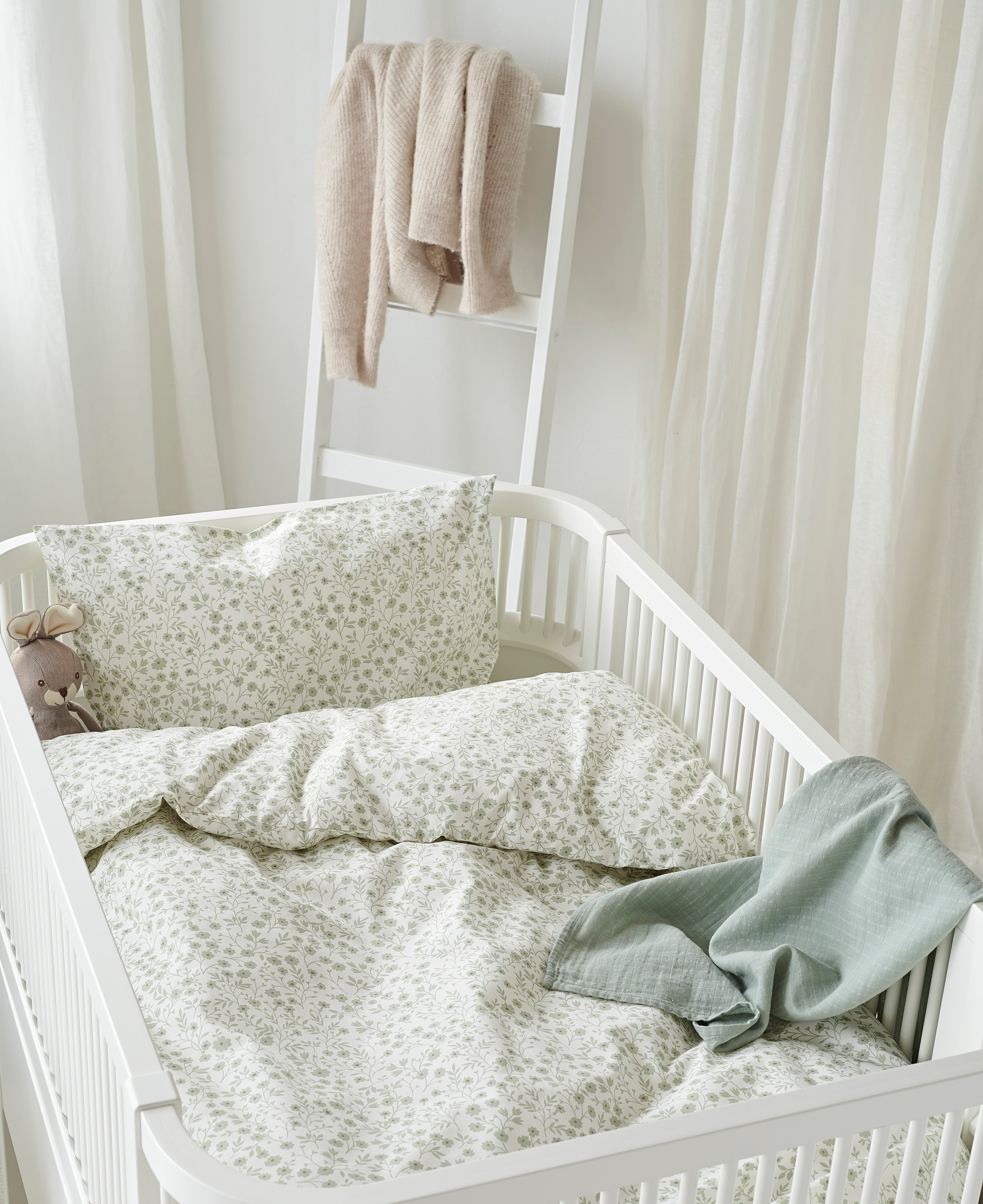 Påslakanset spjälsäng HEDDA grön