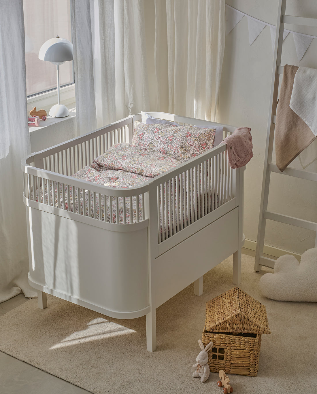 Påslakanset spjälsäng FLORET SAND