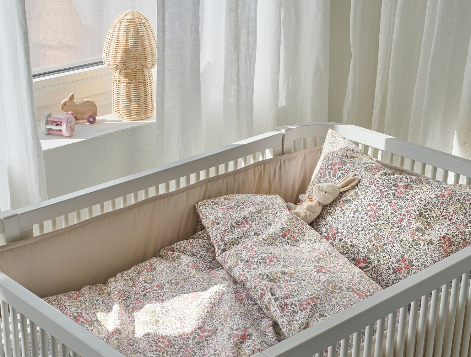 Påslakanset spjälsäng FLORET SAND