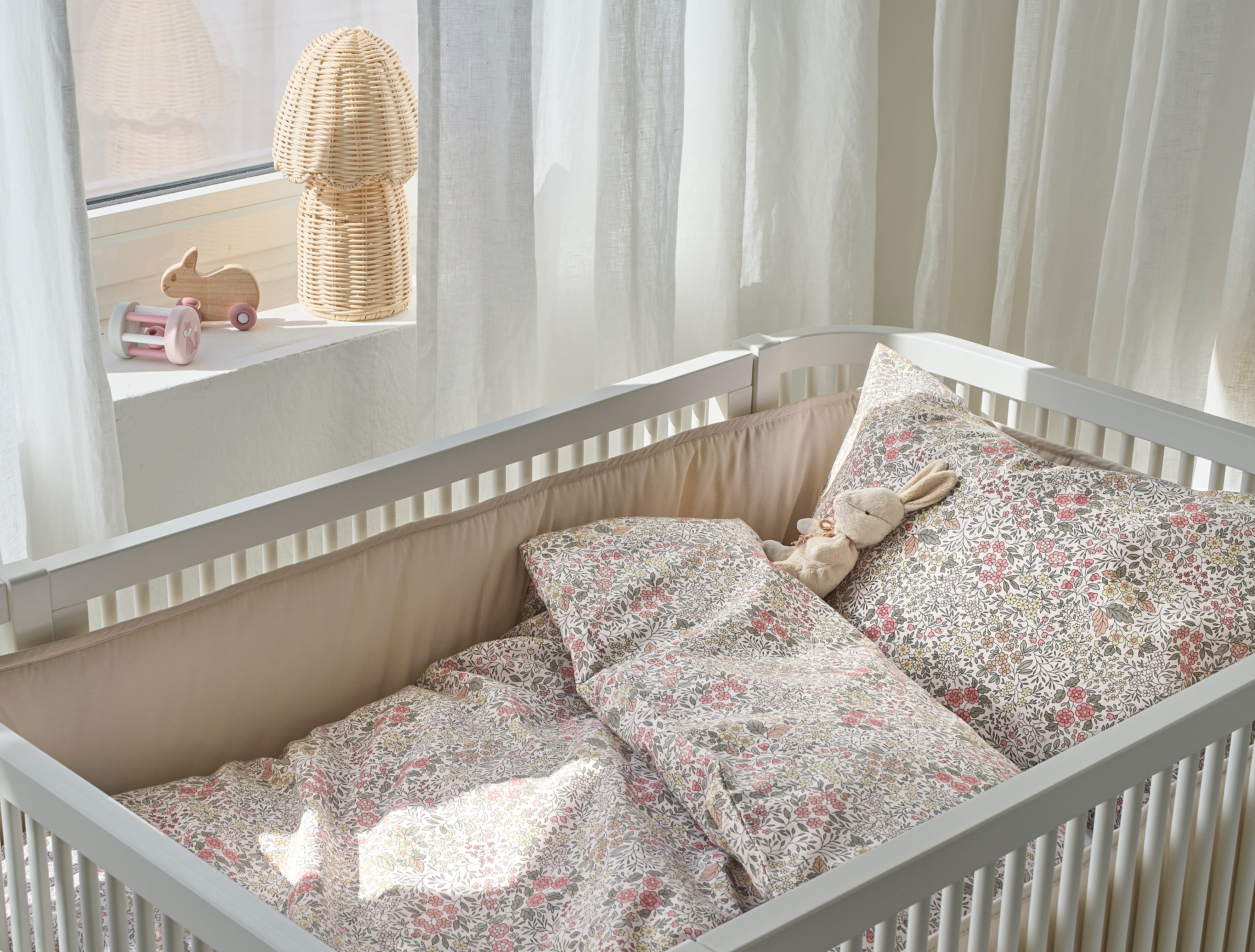 Påslakanset spjälsäng FLORET SAND
