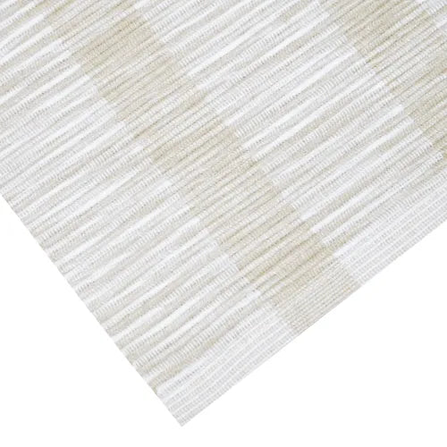 Närbild av vit och linnefärgad randig bordslöpare i återvunnen textil med rustik vävstruktur