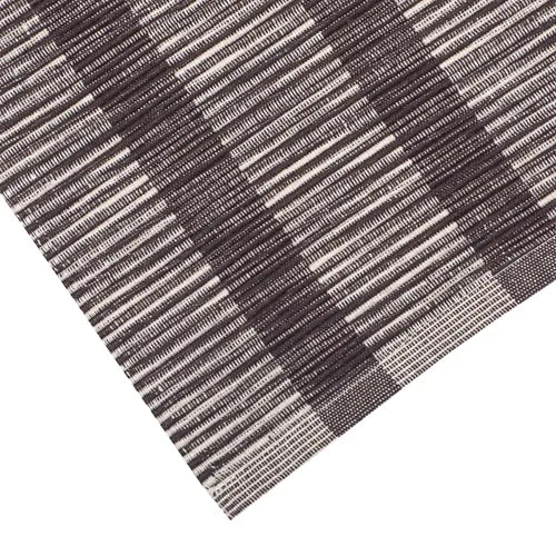 Närbild av svart och linnefärgad randig bordslöpare i återvunnen textil från recycled by wille