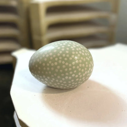 Prydnadsfigur ÄGG, mini, prickigt lav/vit