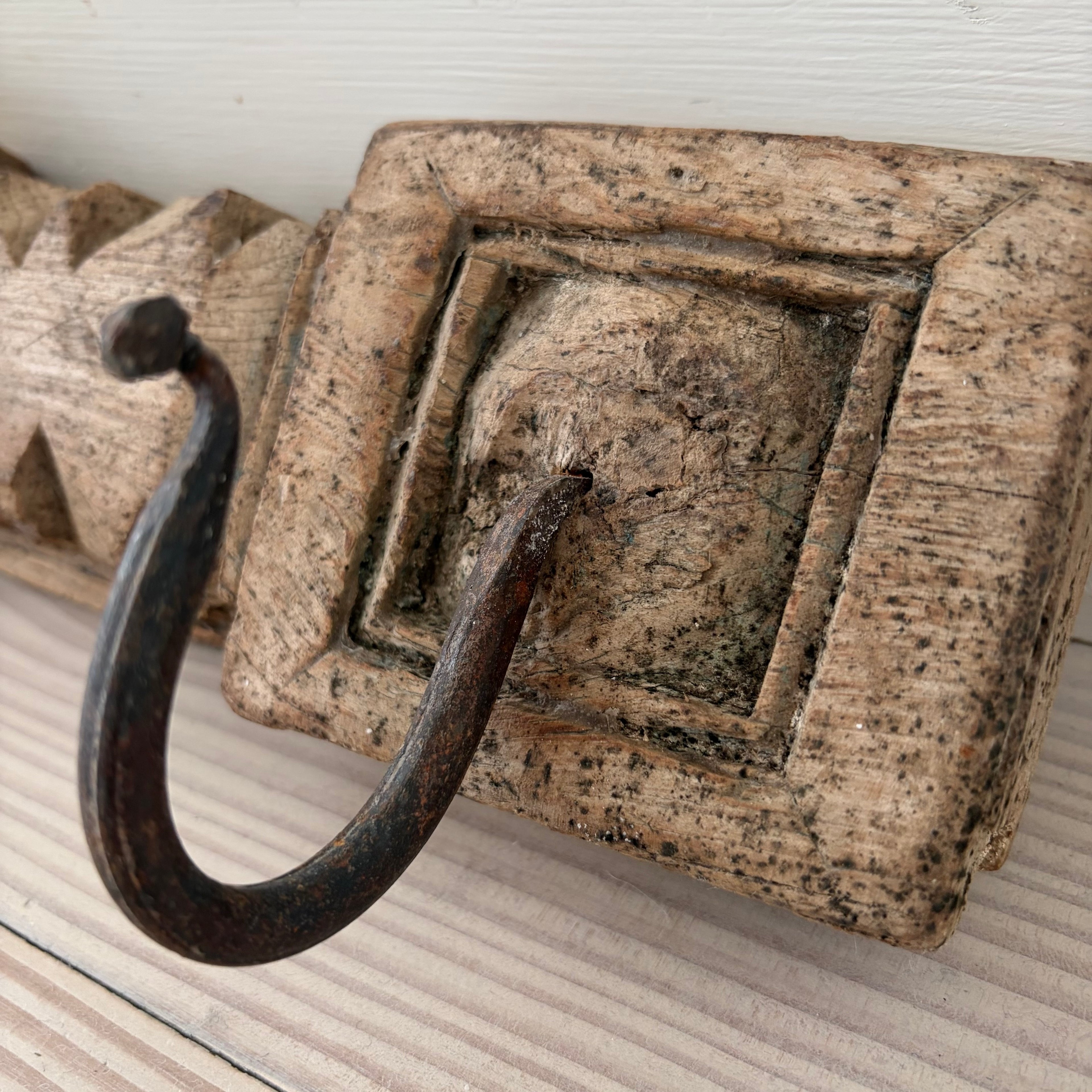 Krokbräda VINTAGE 55x9x4cm 3 krokar