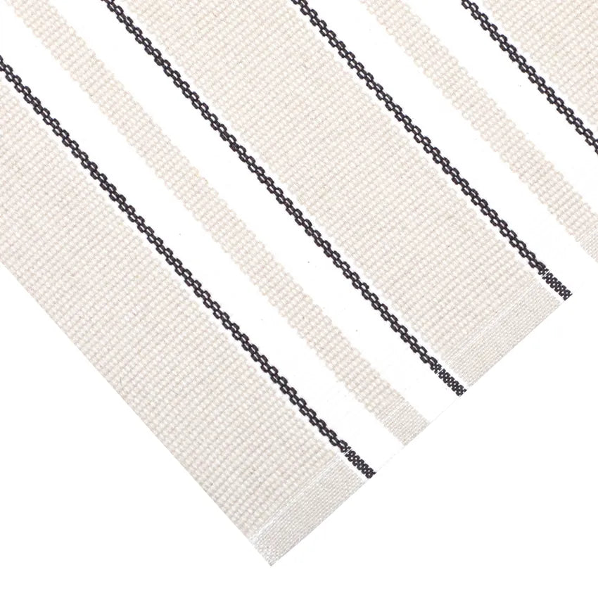 Ribbad bordslöpare i beige och brun återvunnen textil med smala och breda ränder