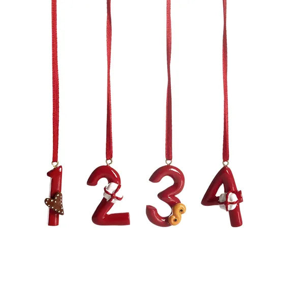 Röda adventssiffror 1–4 till ljus från Nääsgränsgården