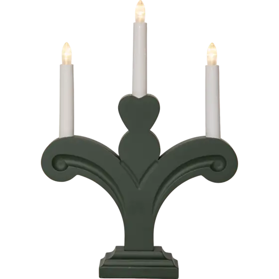 Liten mörkgrön batteridriven adventsljusstake Orsa från Star Trading med tre LED-ljus och dekorativt svängd form, 35 cm hög.