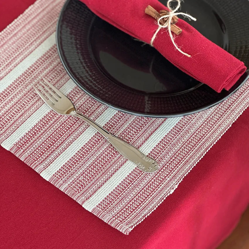 TUVA bordstablett i mörkrött och linne på dukat bord