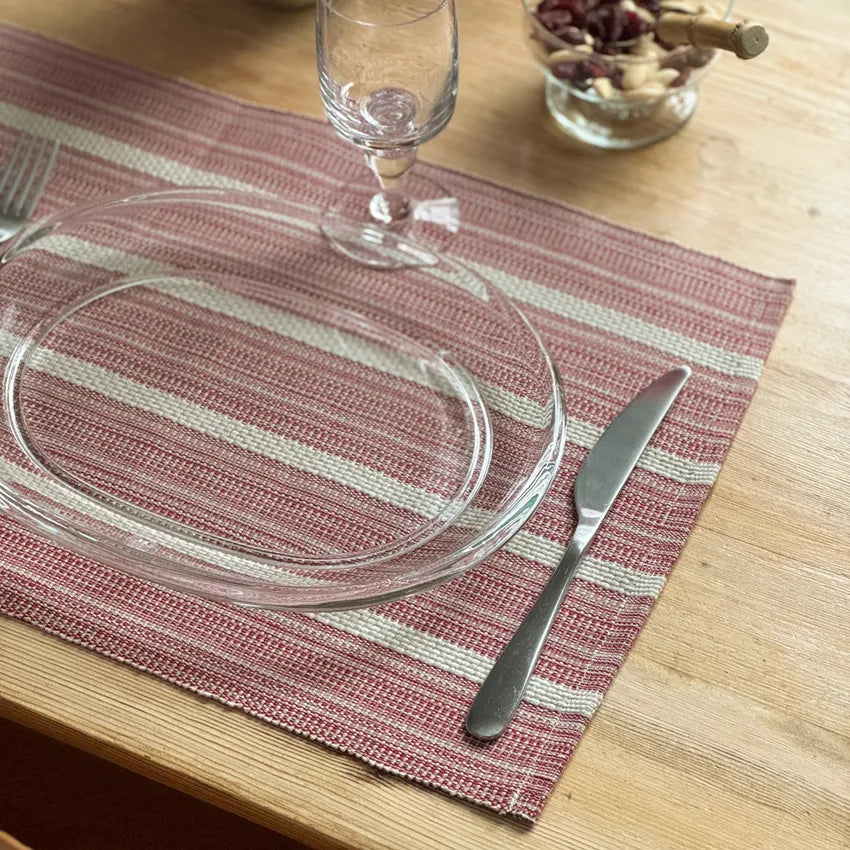 TUVA bordstablett i mörkrött och linne på dukat bord