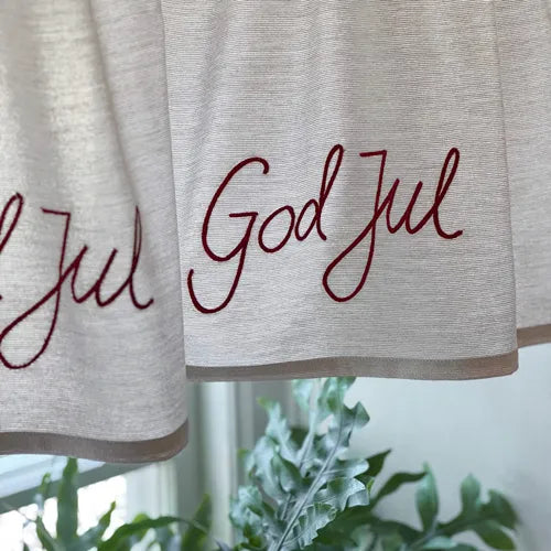 Linnefärgad gardinkappa God Jul 50x250 cm med mörkröd broderad text