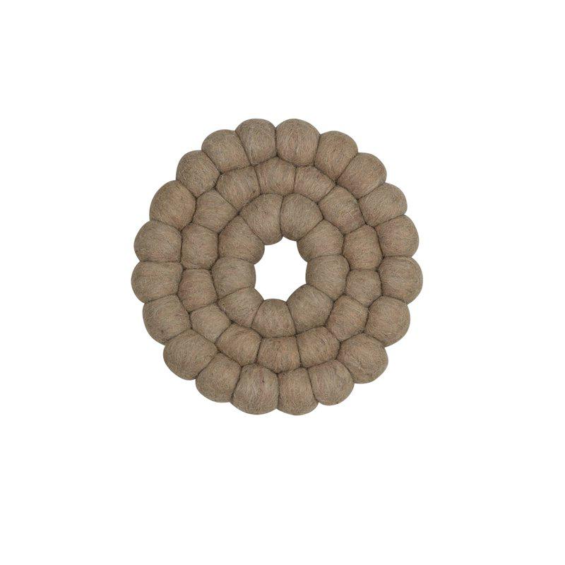 Runt grytunderlägg i brunbeige ull med tät struktur av små bollar och hål i mitten 19 cm