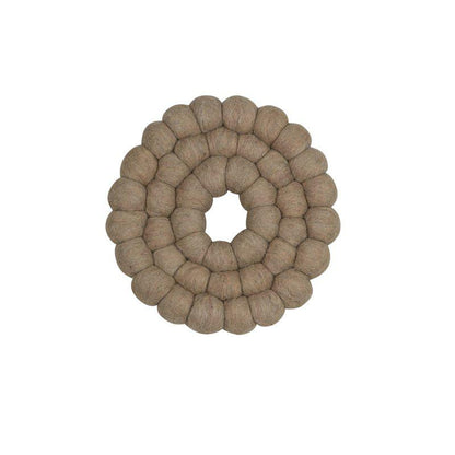 Runt grytunderlägg i brunbeige ull med tät struktur av små bollar och hål i mitten 19 cm