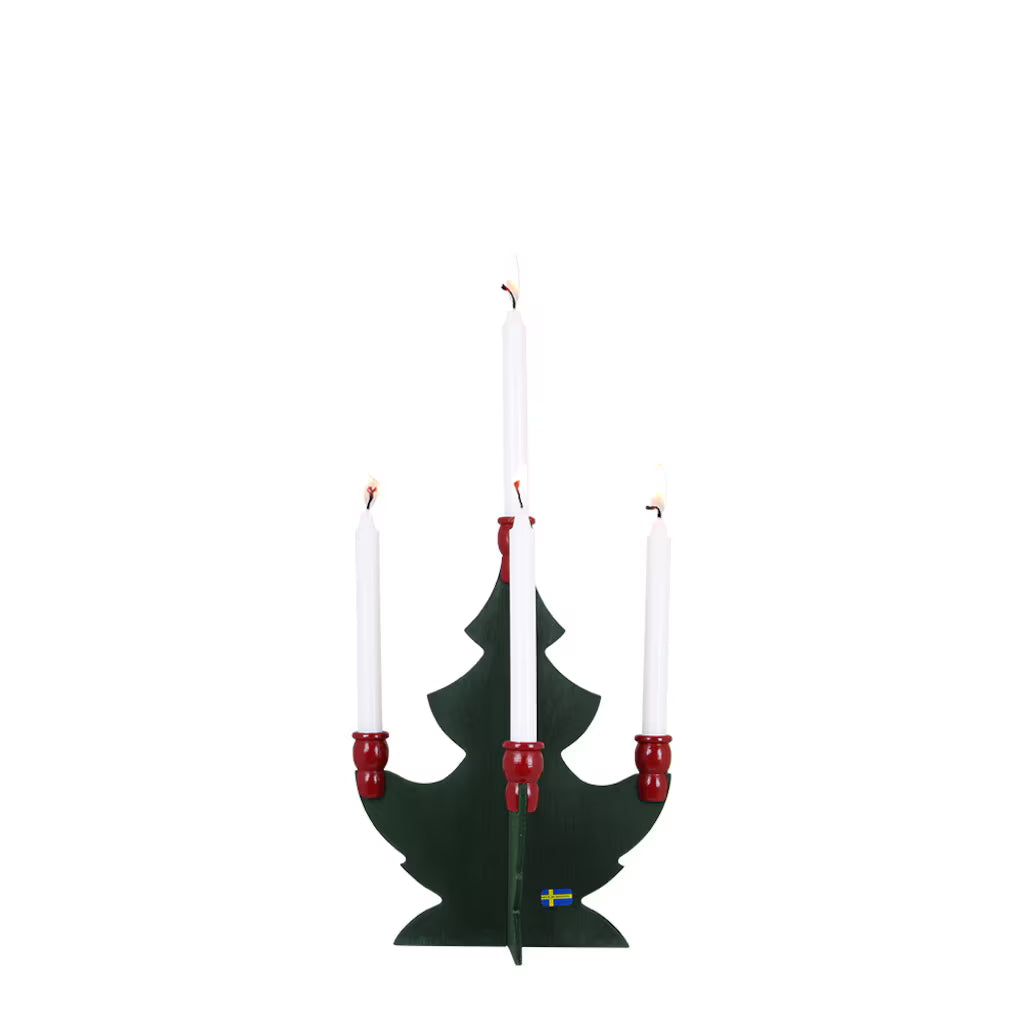 Svensktillverkad grön julgransljusstake i trä med röda ljushållare, 21 cm hög och plats för 5 ljus.