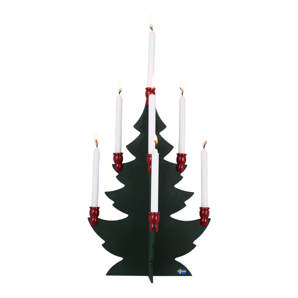 Svensktillverkad grön julgransljusstake i trä med röda ljushållare, 33 cm hög och plats för 9 ljus.