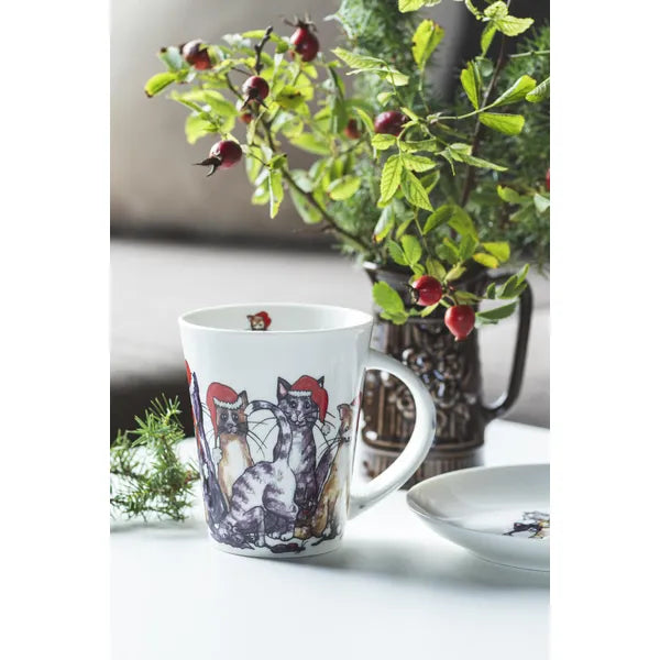 Julmugg Santa Cats med katter i tomteluvor från Nääsgränsgården uppställd på ett bord