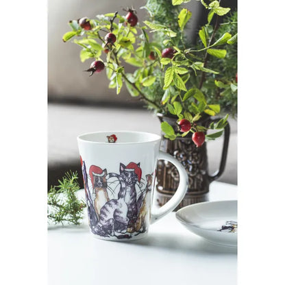 Julmugg Santa Cats med katter i tomteluvor från Nääsgränsgården uppställd på ett bord