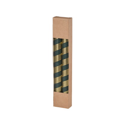 Förpackning med två grön- och guldrandiga stearinljus i 24 cm längd.