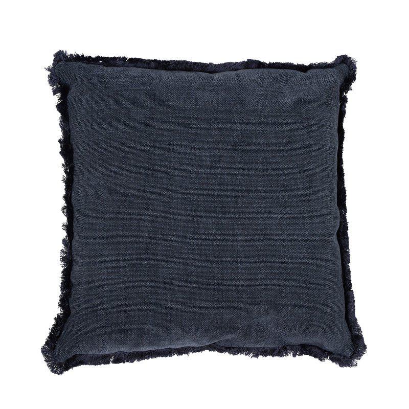 Marinblått kuddfodral med subtil lyster och dekorativ frans runt kanten i storlek 45 x 45 cm