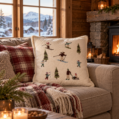 Kuddfodral Winter med skidåkare, granar och vintermotiv i fjällstuga