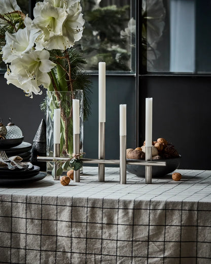 Avlång ljusstake i antik silverfinish med fem kronljus på dukat bord
