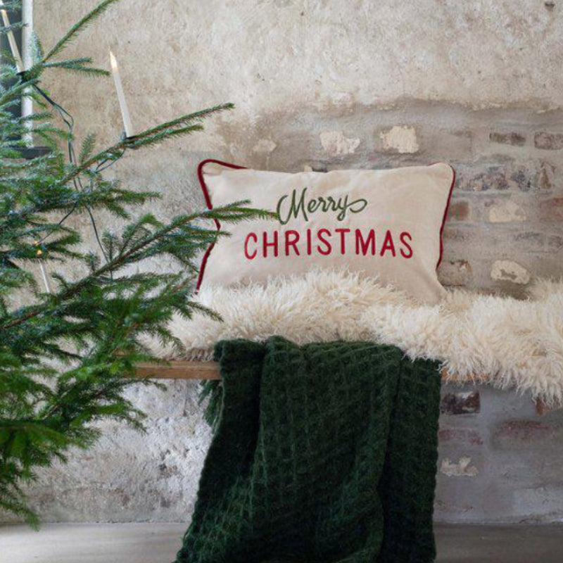 Merry Christmas kuddfodral i bomullssammet med röd och grön brodyr 40x60 cm i en vintrig och julig miljö med fäll och julgran