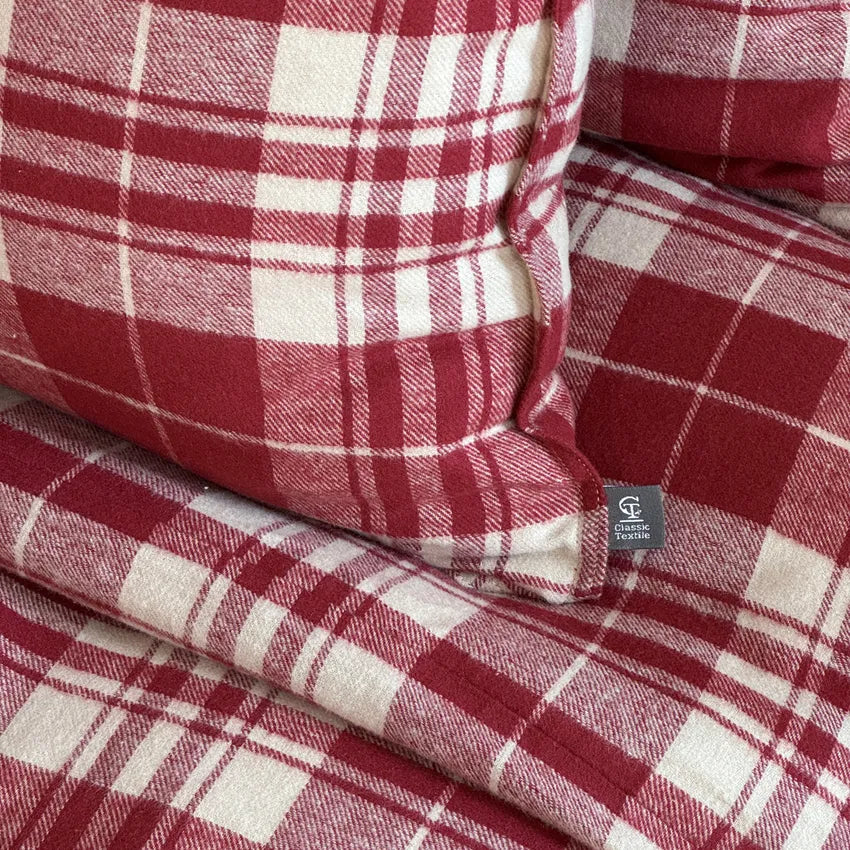 Sälen rött rutigt påslakanset i flanell bäddat i närbild