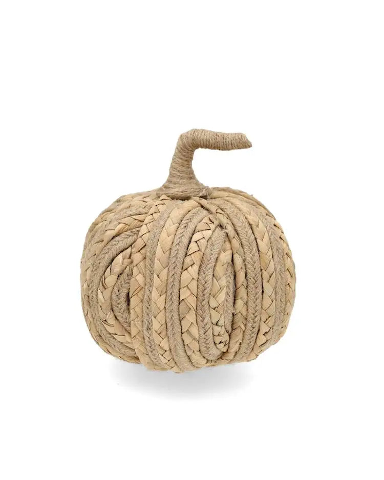 Rund naturfärgad prydnadspumpa i jute med flätad struktur och böjt skaft på vit bakgrund