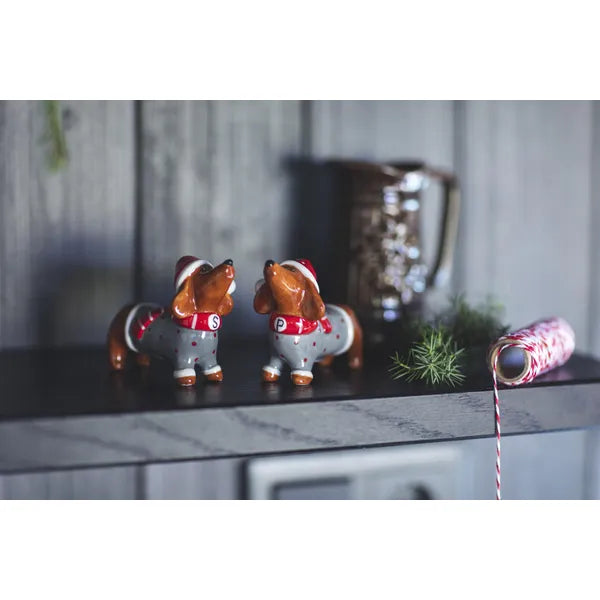 Salt och pepparkar i form av två juliga taxar från Nääsgränsgården som står uppställda på en bänk