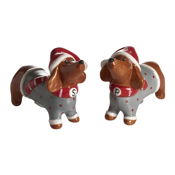 Salt- och pepparkar Dusty med två julklädda taxar från Nääsgränsgården