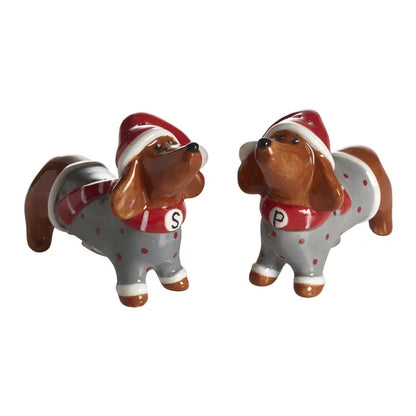 Salt- och pepparkar Dusty med två julklädda taxar från Nääsgränsgården