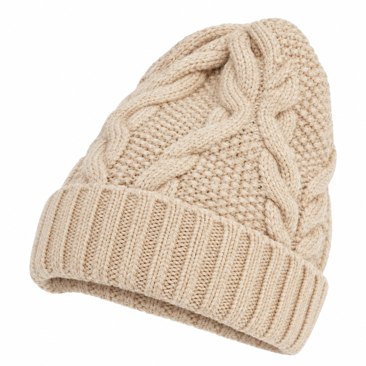 Beige stickad dammössa Nora med kabelstickning och ribbad kant