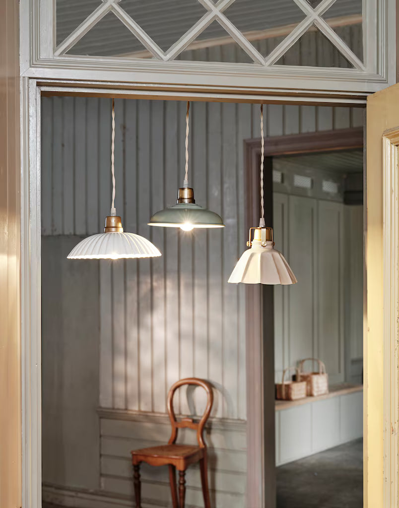 Liten taklampa Margareta i beige och mässing i hemtrevlig inredningsmiljö